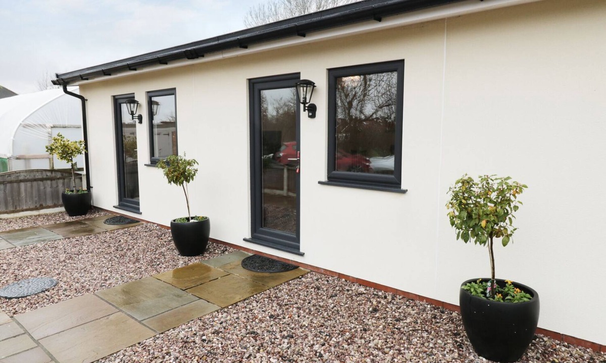 Thornton-Cleveleys Cottage | FOXES DEN, pet friendly, with a garden in Thornton, Lancashire