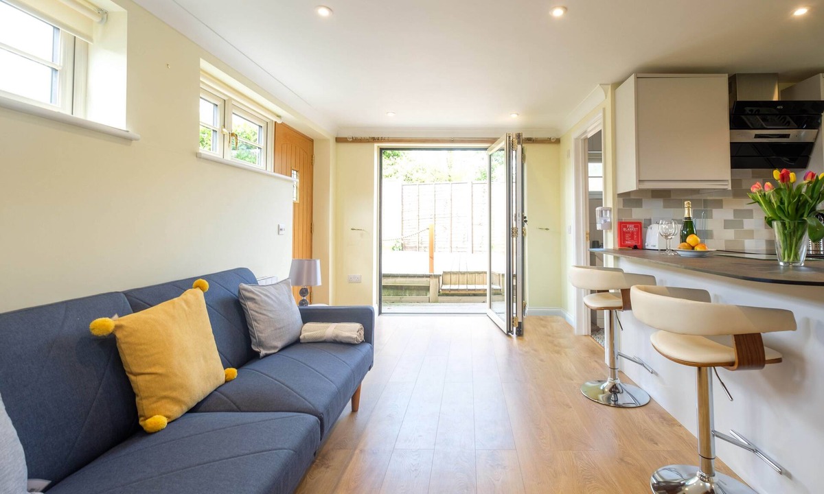 Aldringham Cottage | Foxes Lodge - sleeps 2 guests in 1 bedroom
