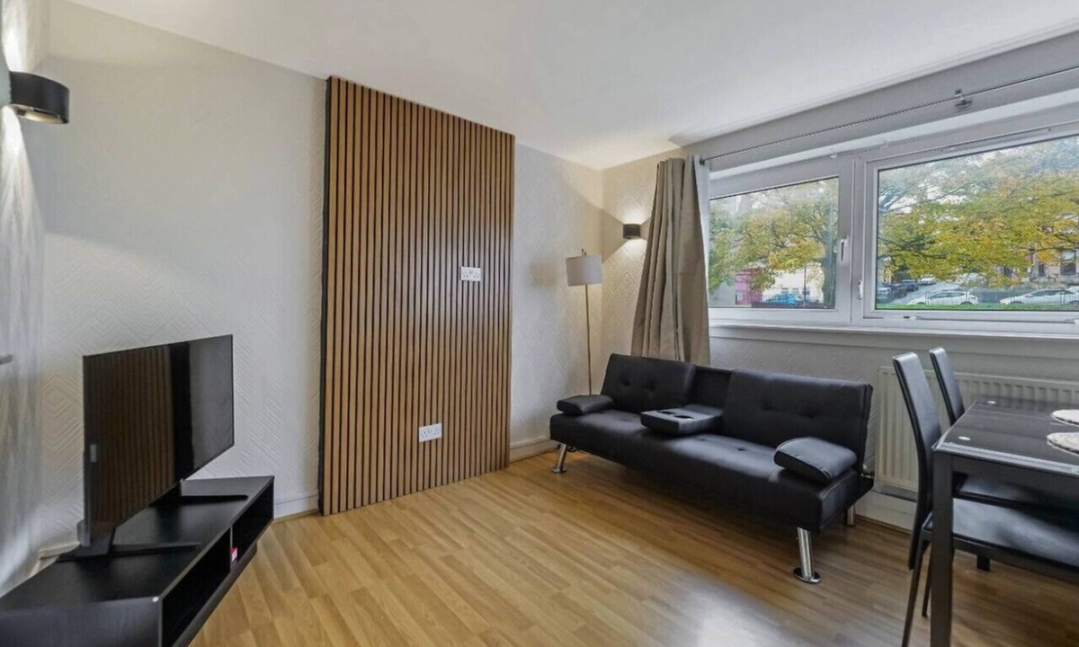 Paisley Apartment | Free Parking | 3 Bedrooms | Sleeps 7 | Airport