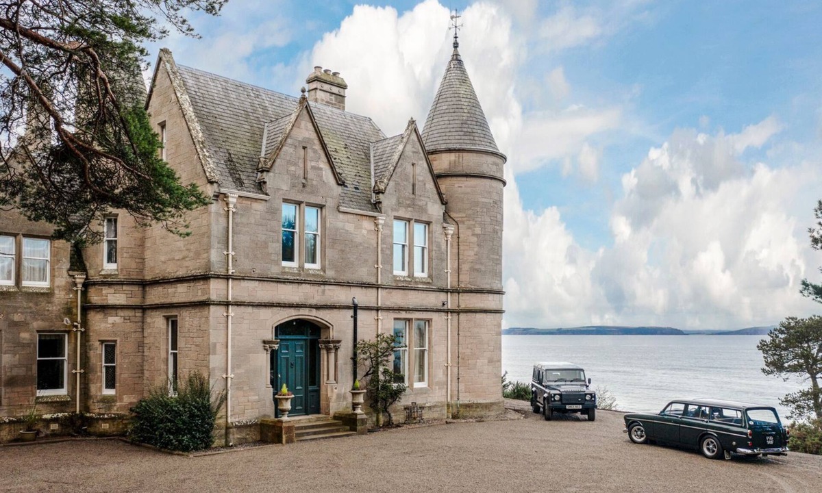 Nairn Villa | Freya House - Nine Bedroom Villa, Sleeps 18