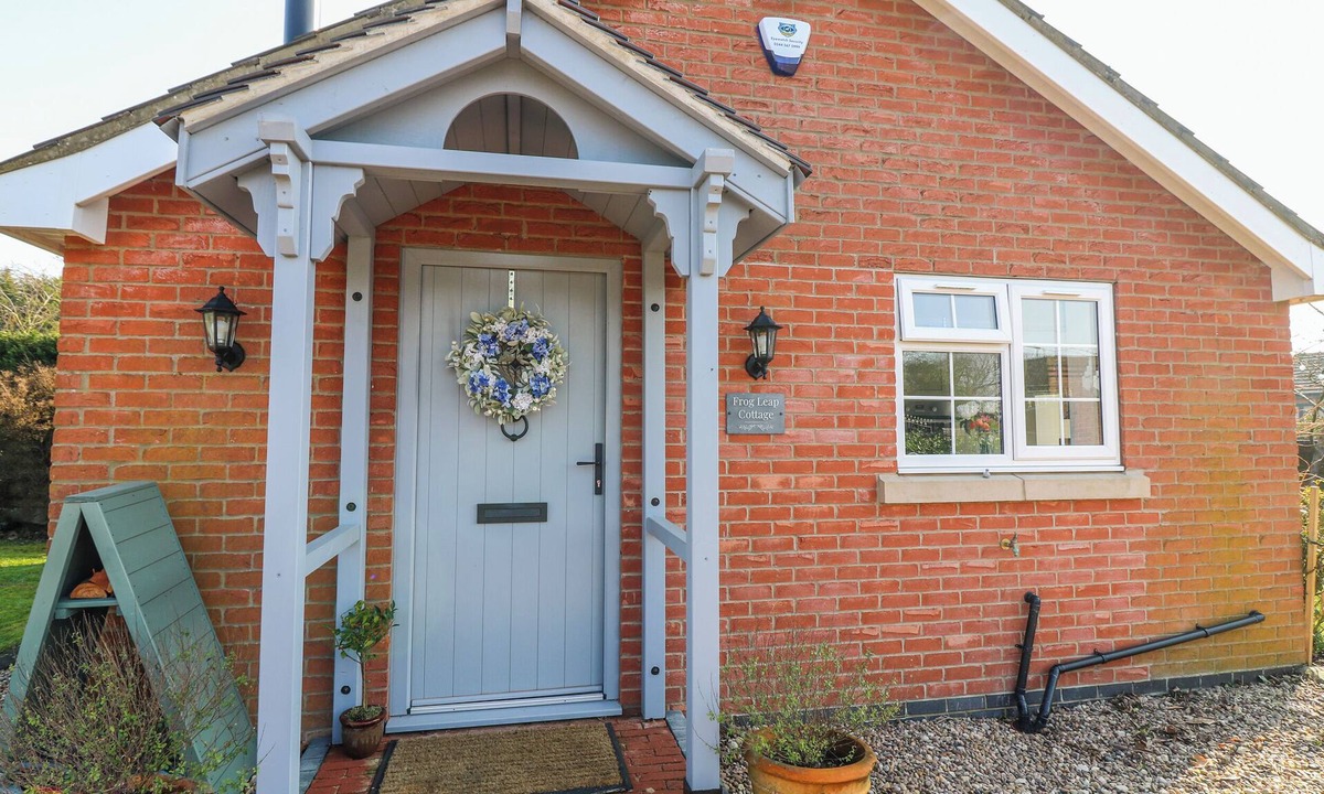 Scunthorpe Cottage | FROG LEAP, romantic, with open fire in Scunthorpe