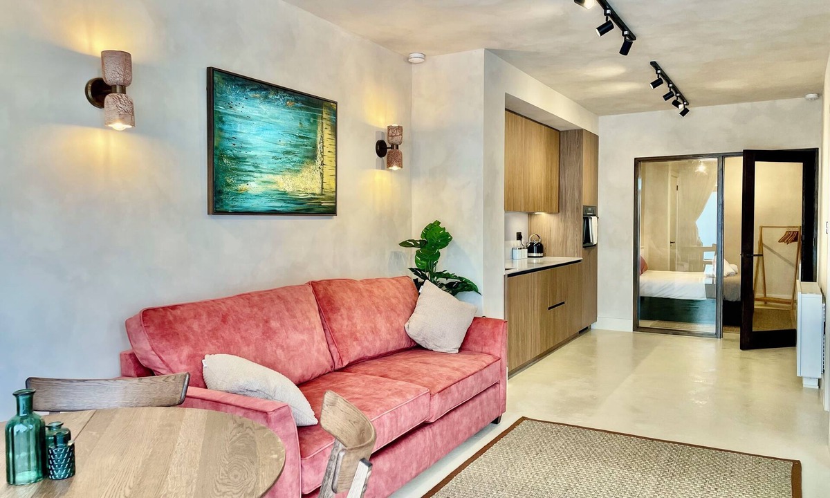 Bow Apartment | Fulham Design-led 2BR Apartment Near Olympia | Family Friendly | Sleeps 6