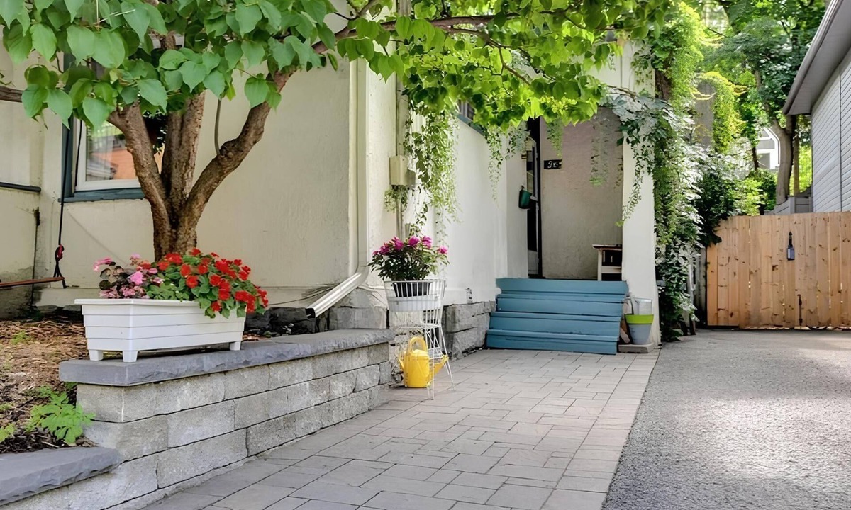 Glebe House | Fully Furnished Stylish and Spacious Retreat in the Glebe, Ottawa, with Parking