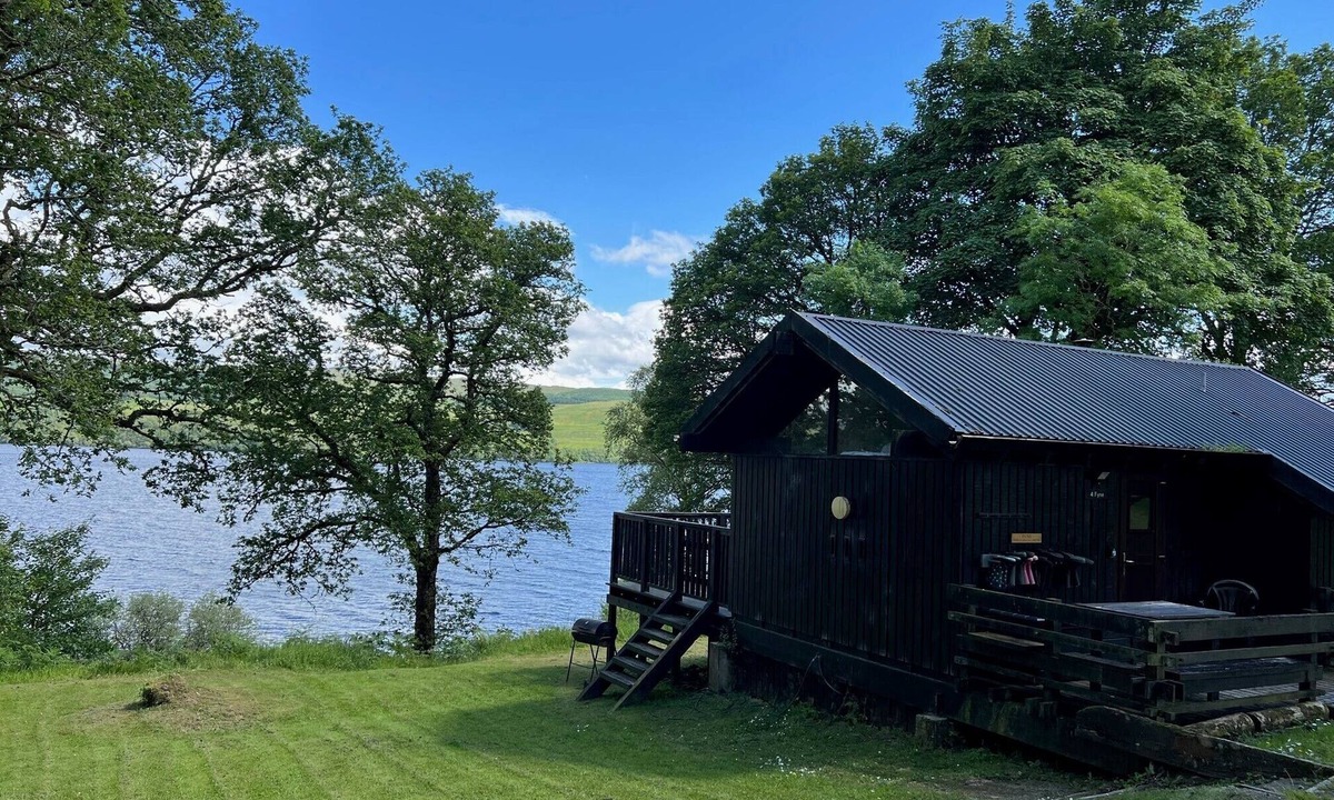 Taynuilt Cabin | Fyne Cabin is a charming loch side cabin with hot tub & stunning loch views