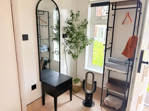 Luton Apartment | Garden Nest, Free Parking , Private Access , WiFi , 5 mints Drive to Luton airport , Train station, Town centre , M1