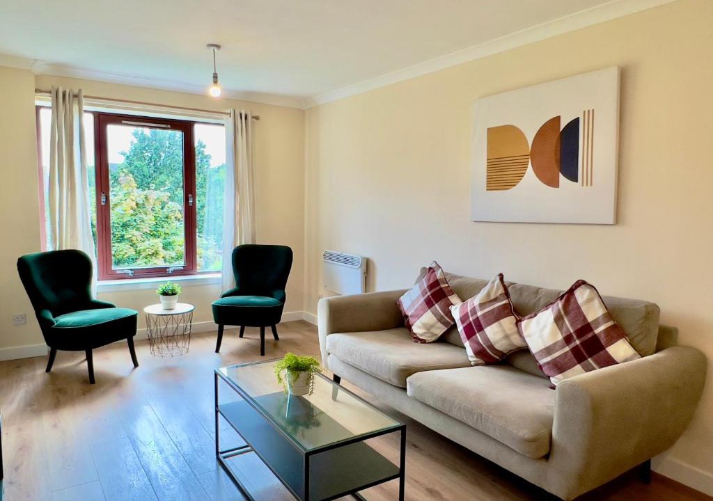 Springburn Apartment | Garden-View 2BR Apartment - Free Parking & WiFi