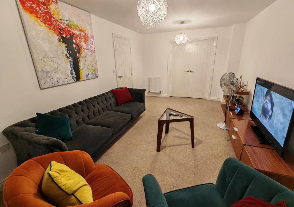 Dartford Apartment | Garland Modern 4 Bedroom House with Garden & Parking