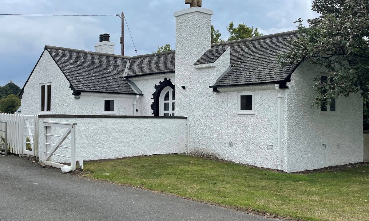 Newton Cottage | GATE LODGE, HOUSE OF BINNS, pet friendly, with a garden in Linlithgow