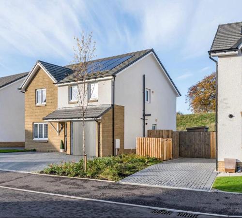 Motherwell House | Gilded Nest-Room with Detached Bath- Ideal for ONE- WIFI, Car Parking-Shared House