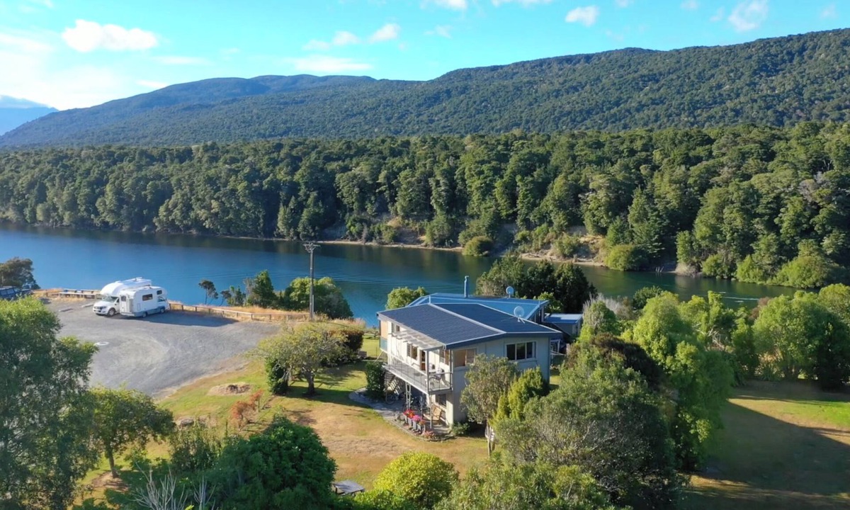 Manapouri House | GLENDALE RIVER VIEW HOLIDAY HOUSE