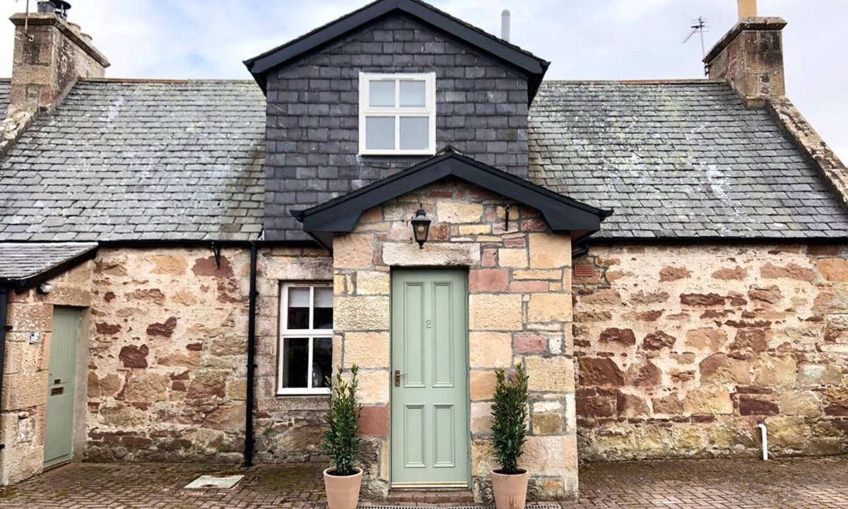 Dornoch Cottage | GLENMUIR COTTAGE, off-road parking, Dornoch