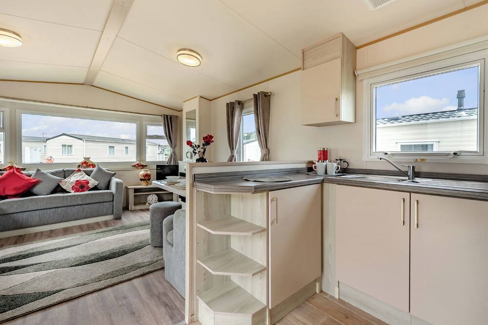 Kidwelly House | Gold Caravan with parking & sea view