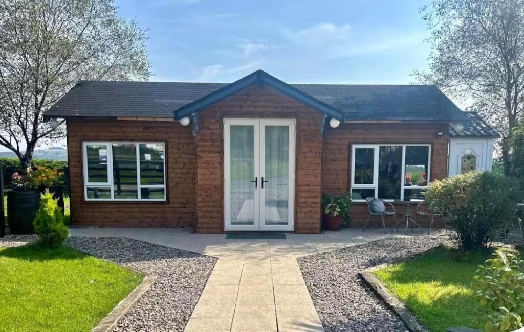 Omagh House | Gortin Glen Forest Cabin Sleeps 7 with Parking