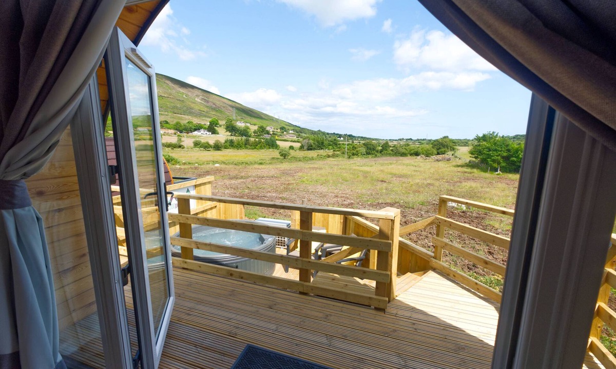 Brora Cabin | Grand Luxury Glamping Pod on the North Coast 500 Route with Private Hot Tub