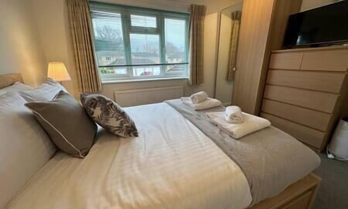 Borehamwood Apartment | Great 2 Bedroom Flat - Free WI-FI