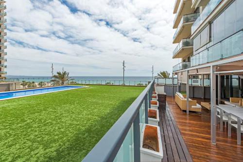 Badalona Apartment | Great apartment with a pool on the beach in Barcelona