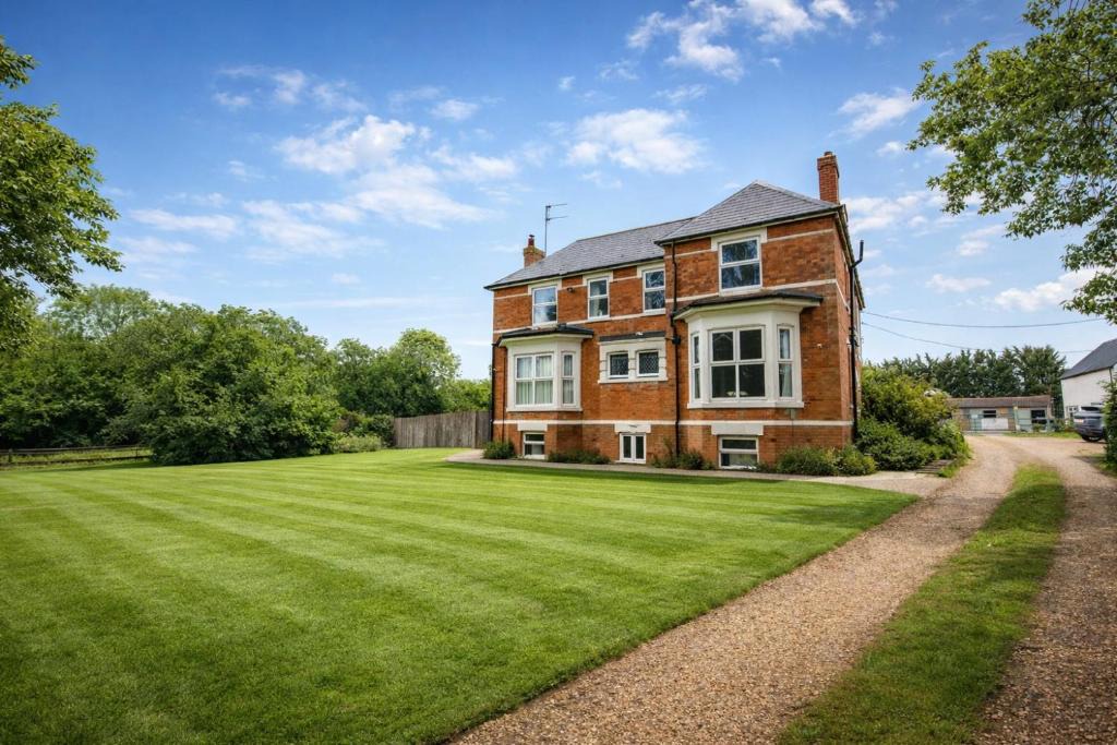 Souldrop House | Group Accommodation - Rushden A6 Manor House - Private Gated -Sleeps 15 - Secure Parking
