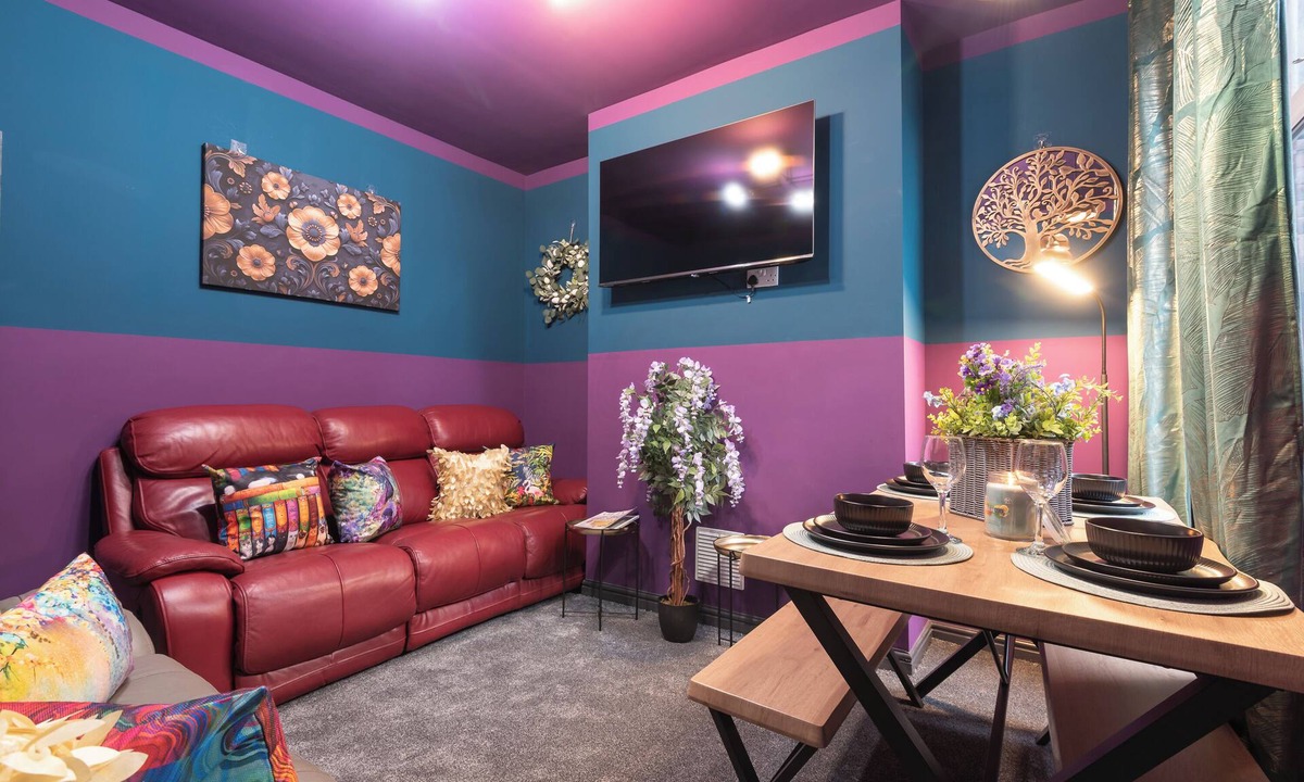 Hull House | Group Stay 4BR | TVs in All Rooms | Newland Ave