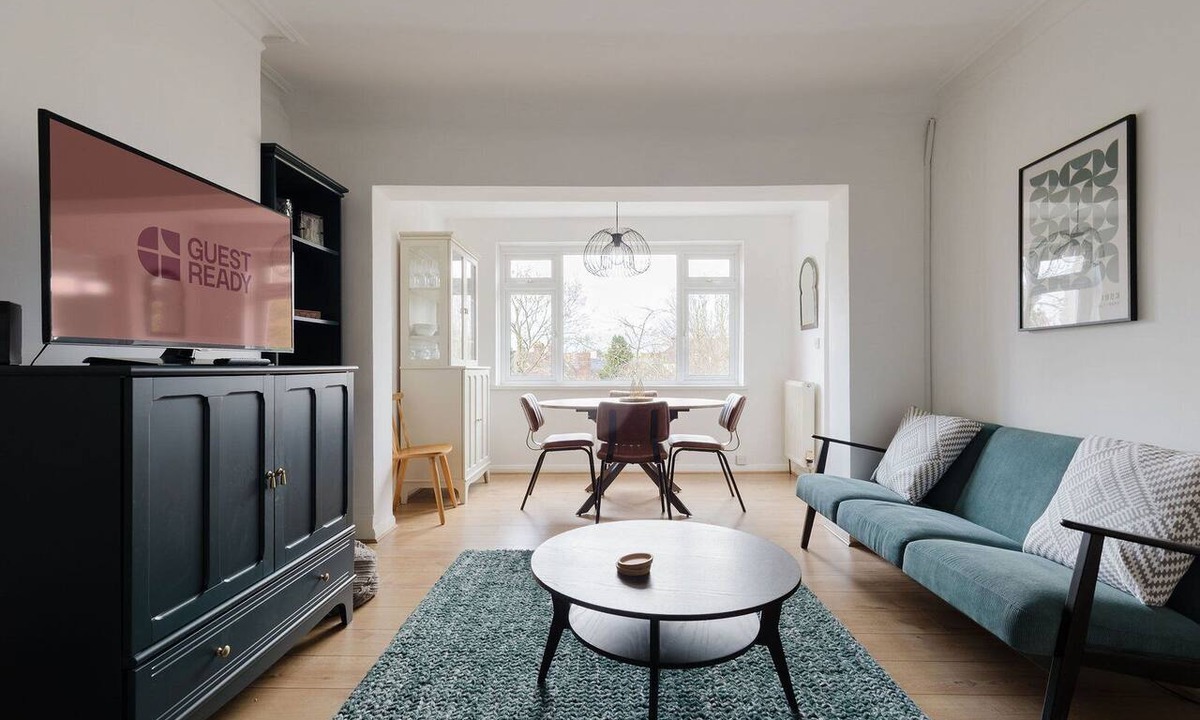 Childs Hill Apartment | GuestReady - Charming 3-Bedroom Apartment in NW11