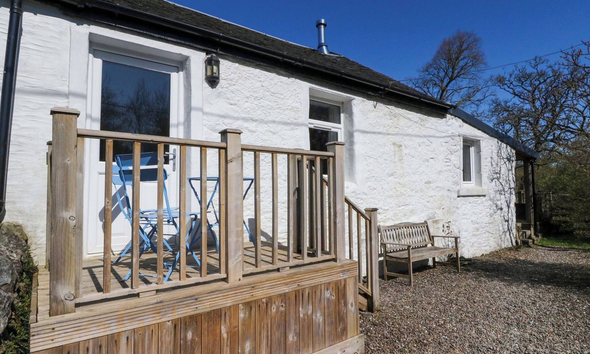 Tighnabruaich Cottage | GUN POWDER COTTAGE, pet friendly, with open fire in Tighnabruaich