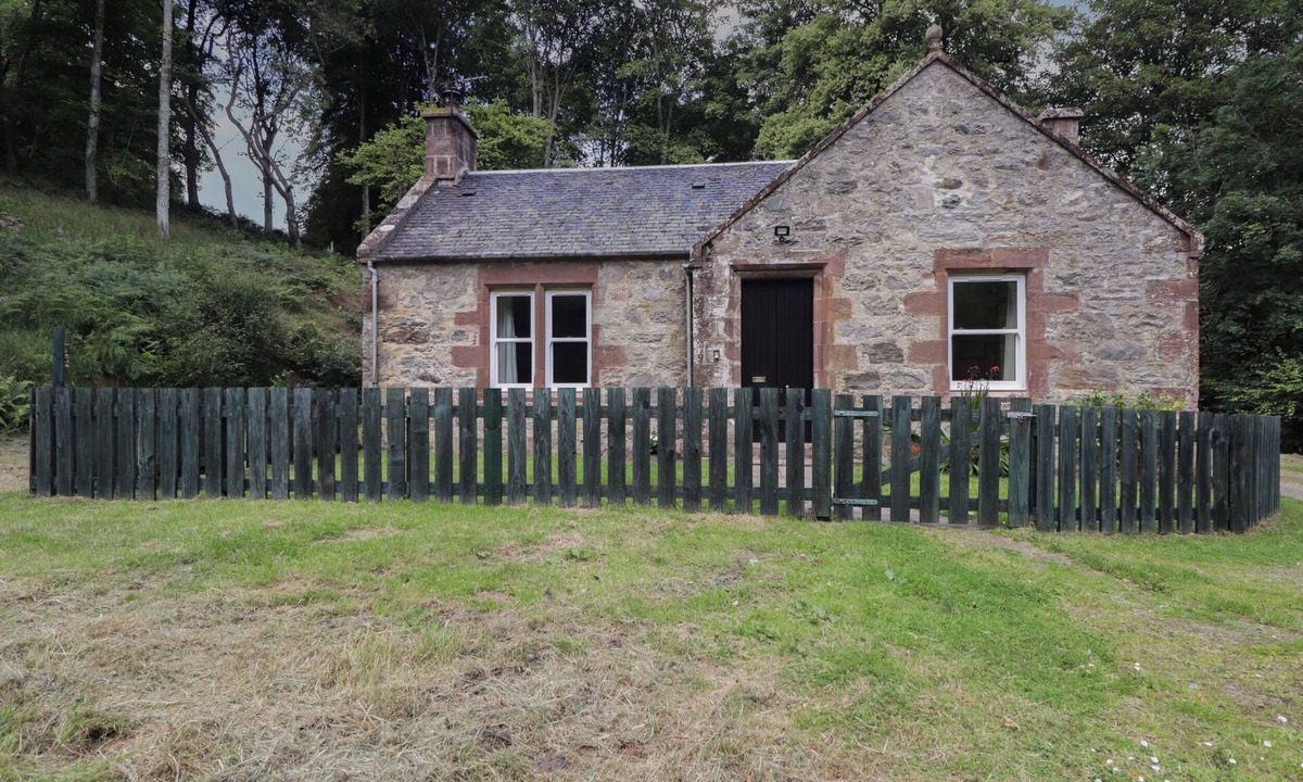 Strathpeffer Cottage | GUNROOM COTTAGE, pet friendly, with a garden in Strathpeffer