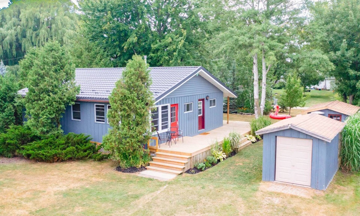 Zurich Cottage | Happy Hideaway, short walk to Lake Huron