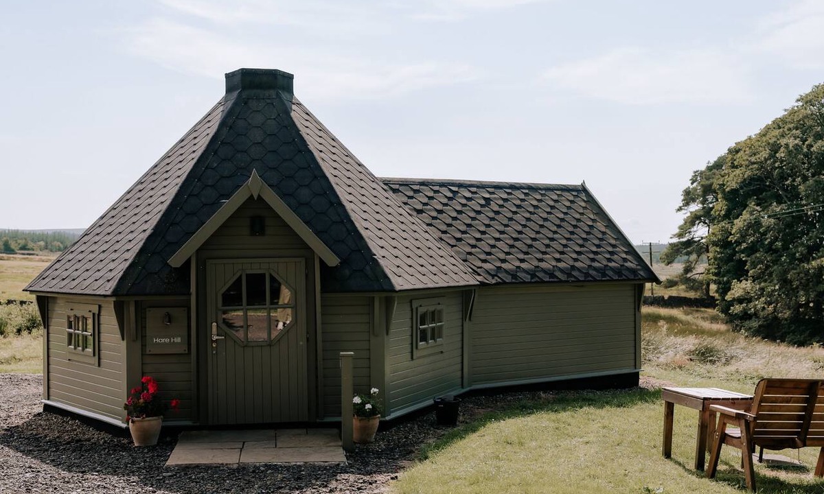 Kirknewton Cabin | Hare Hill Cabin - sleeps 2 guests in 1 bedroom