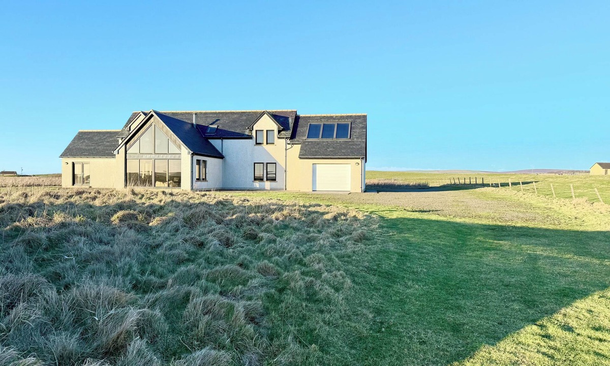 Dounby Cottage | Harray Loch Villa, Stunning Views 4 bed, 4 baths, Unique Space Free Wifi Parking