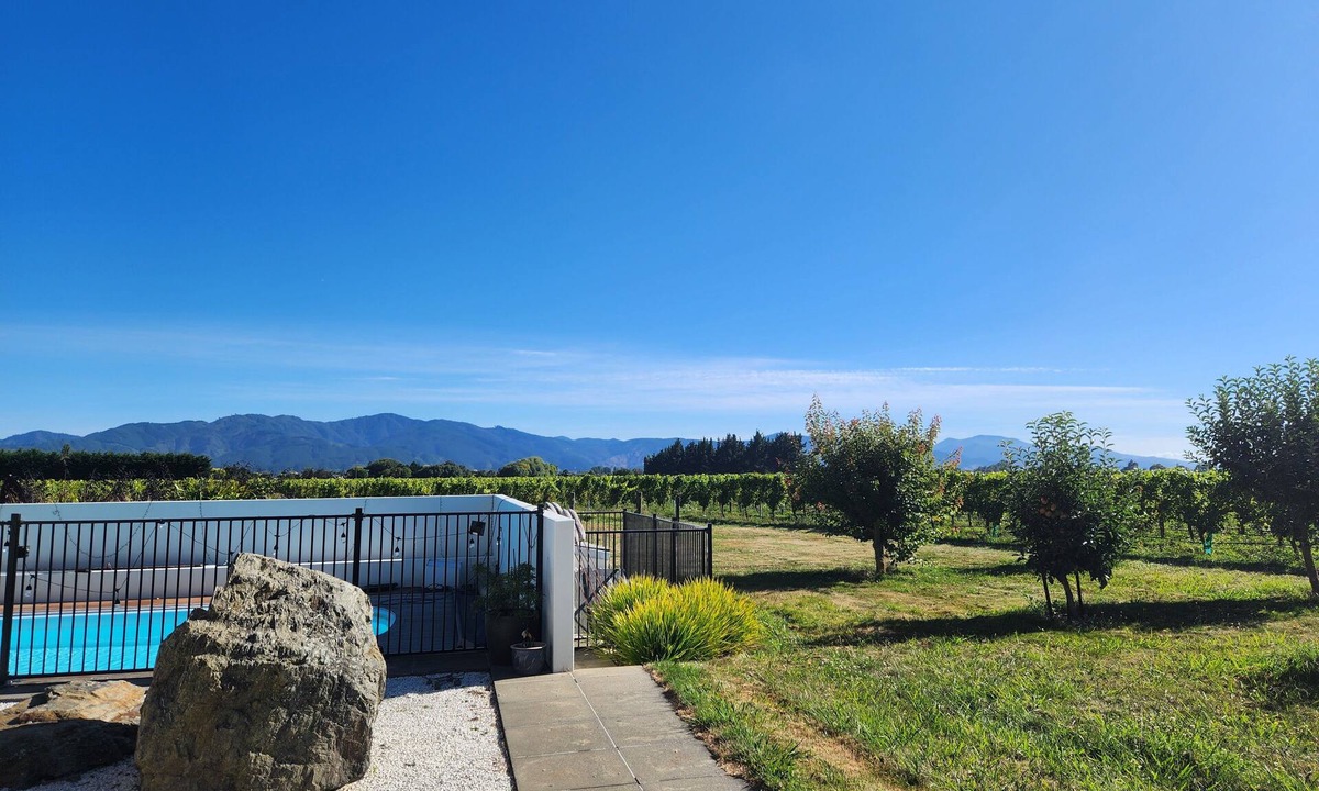 Hawkesbury Apartment | Hawkesbury Oaks Vineyard accommodation. Quiet apartment surrounded by vines.