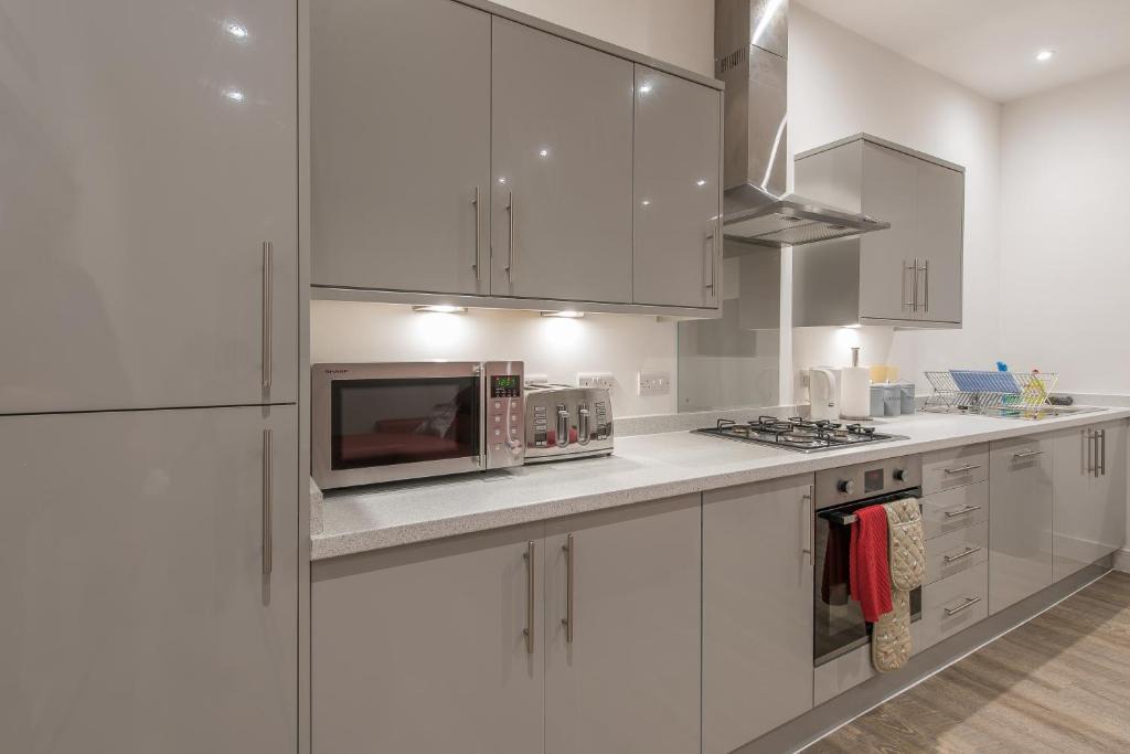 West End Apartment | Haymarket Spacious 3 Bedroom Street Level