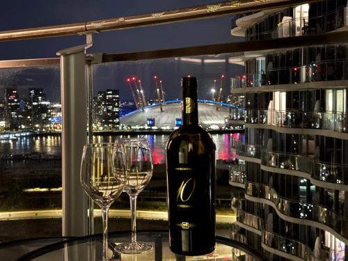 Docklands Apartment | High Floor Modern 1BR Stunning Views Balcony Portable AC Free Parking