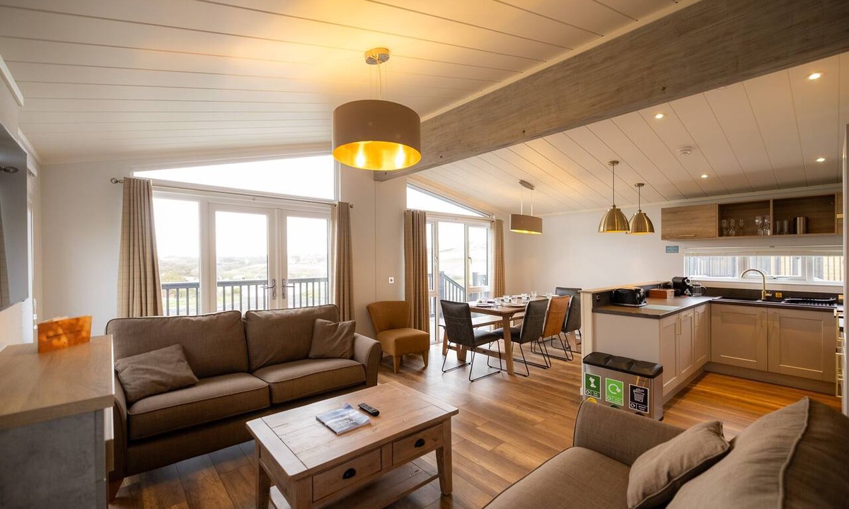 Newbridge Cabin | Hilltop Lodge for 8 Near Edinburgh