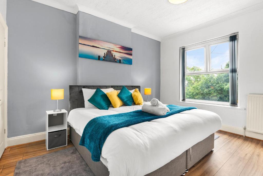 Kimberworth Apartment | HILLTOP PLACE SUITES 6 beds for CONTRACTORS and FAMILIES near MEADOWHALL with FREE PRIVATE PARKING