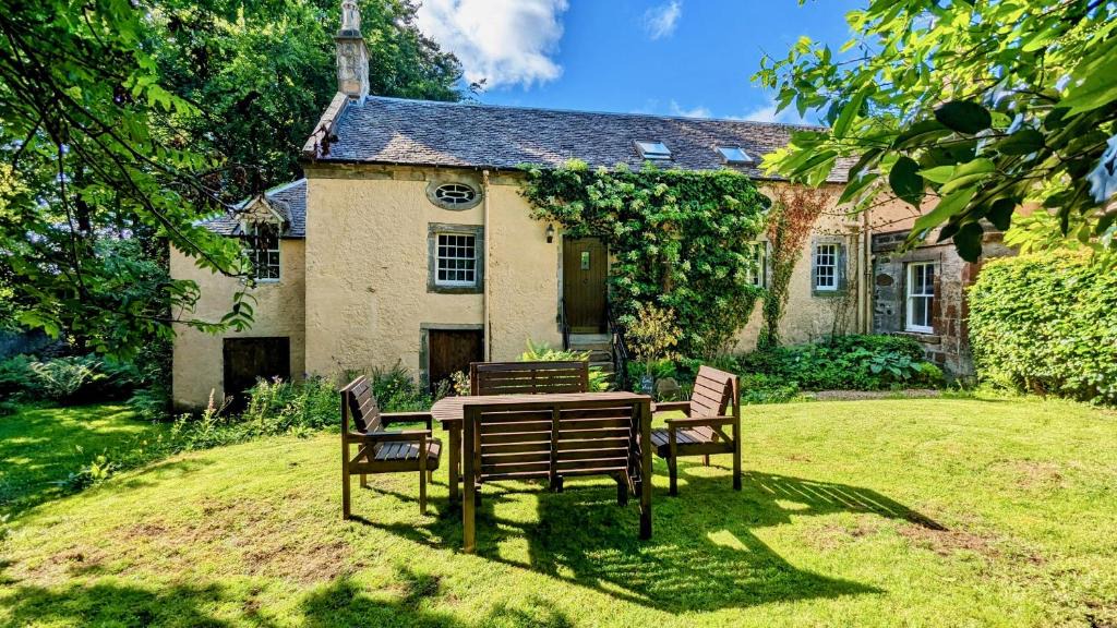 Tillicoultry Apartment | Historic 1600 Cottage with Hot Tub, Private Estate