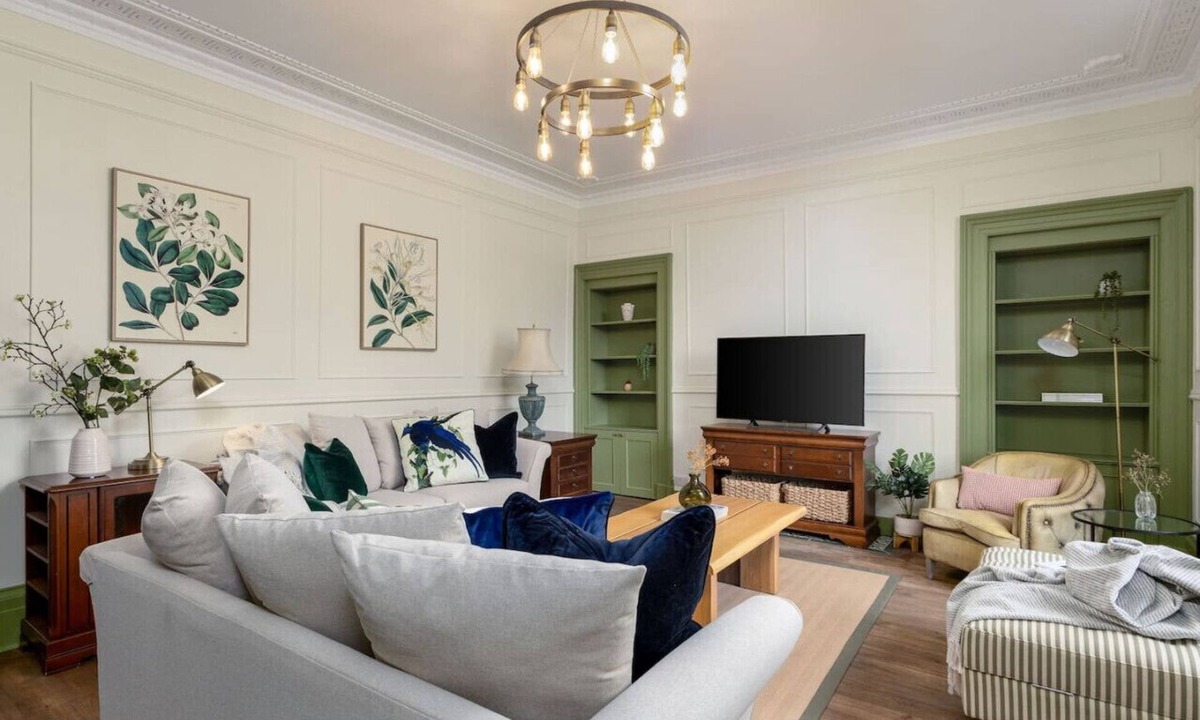 Tillicoultry Villa | Historic Trackside Retreat, Charming Getaway
