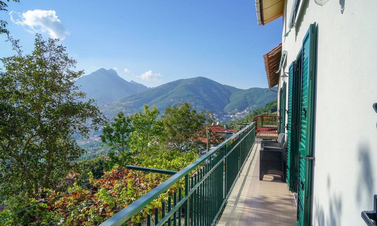 San Lazzaro Apartment | Holiday Apartment 'Casa Vacanza Bella Veduta' with Mountain and Sea Views
