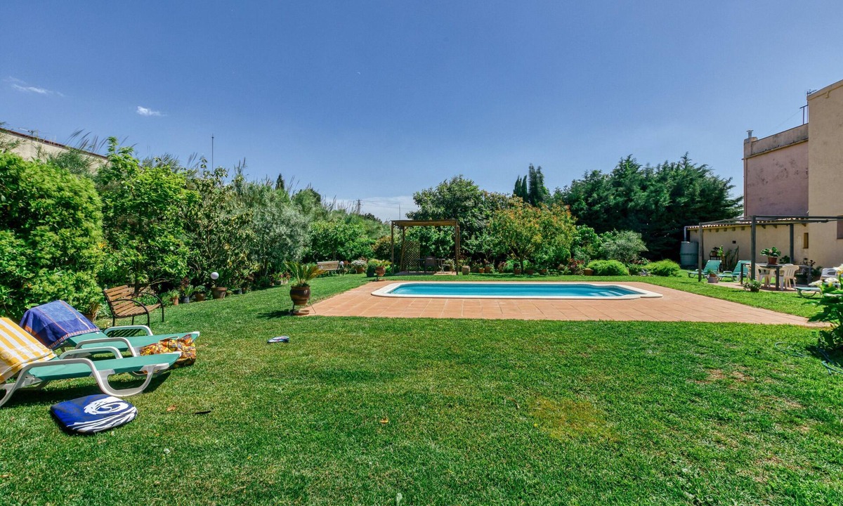 Torroella de Montgri Apartment | Holiday Home 'Castell del Montgrí Baix' with Mountain Views and Wi-Fi