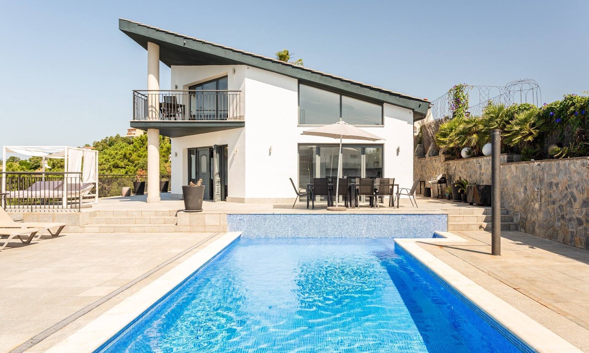 Lloret Blau House | Holiday Home 'Blau' with Sea Views, Wi-Fi and Air Conditioning