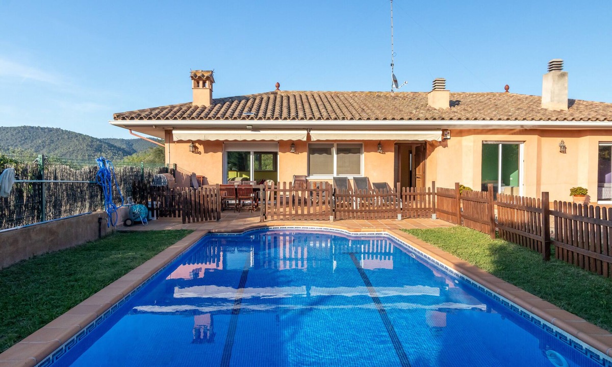 Calonge House | Holiday Home 'Casa Con Piscina' with Private Pool, Private Terrace and Wi-Fi