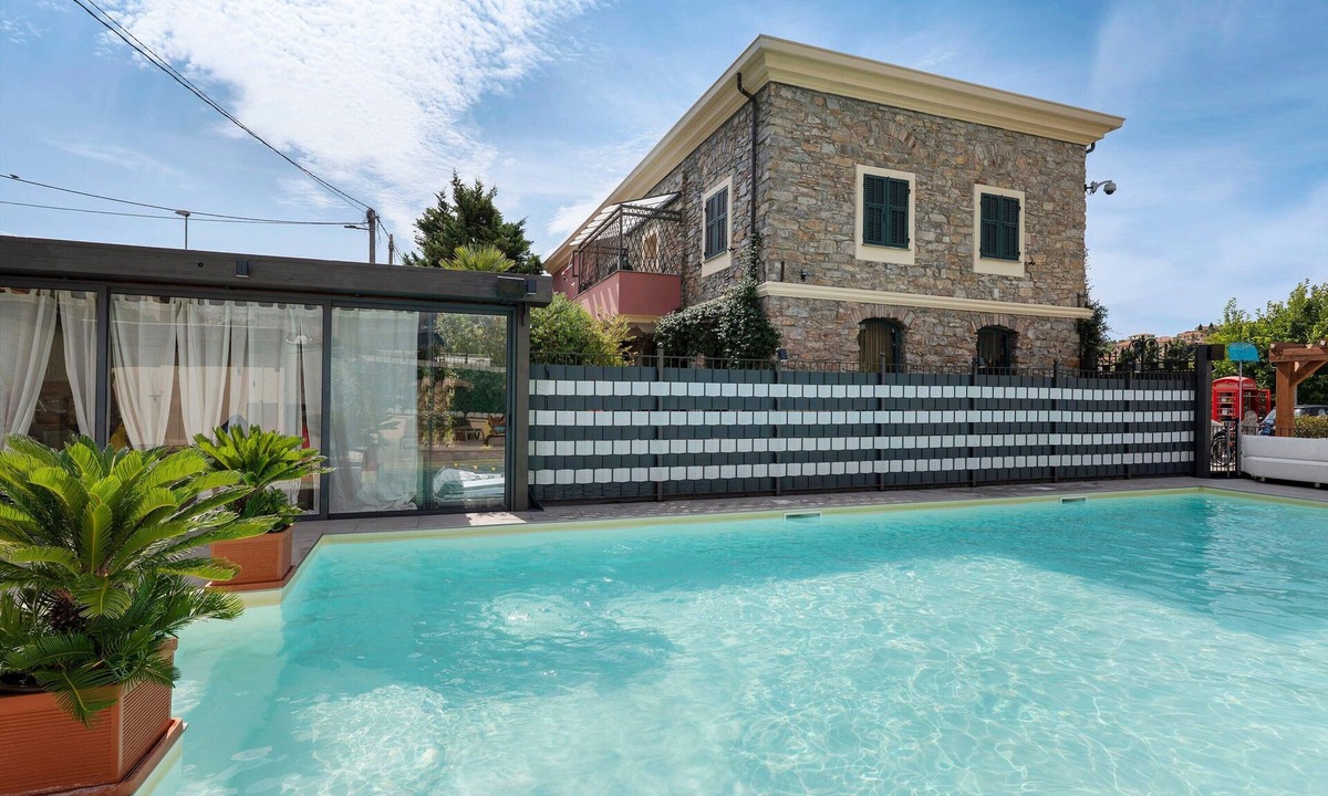 Imperia House | Holiday Home 'Casa Margherita' with Shared Pool, Wi-Fi and Air Conditioning