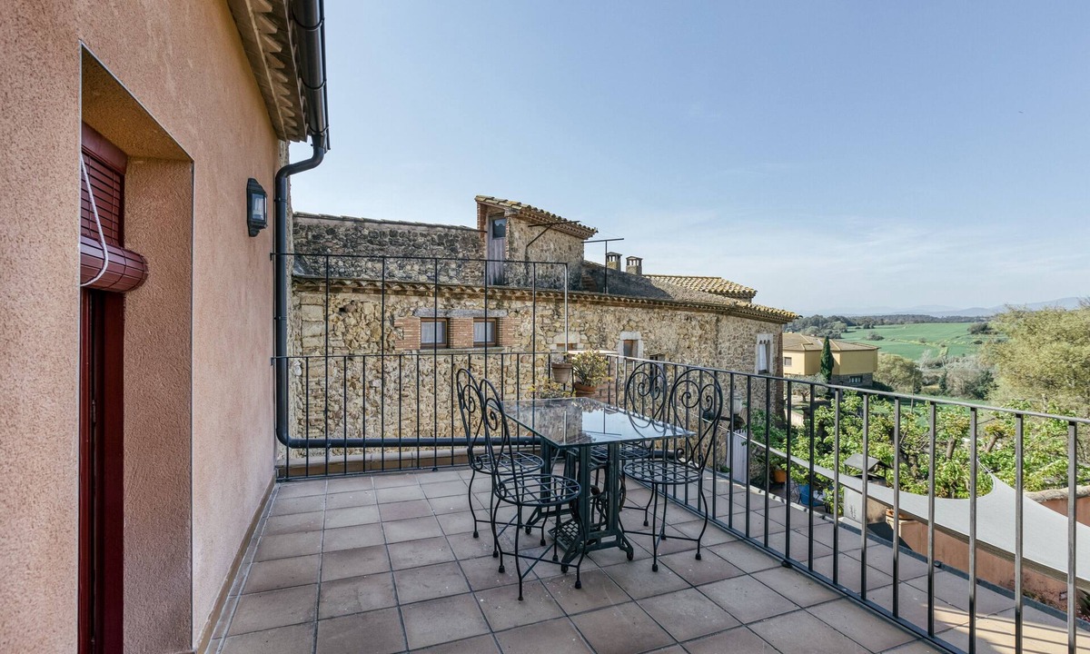 Orriols House | Holiday Home 'Grans Paissatges' with Private Terrace, Balcony & Wi-Fi