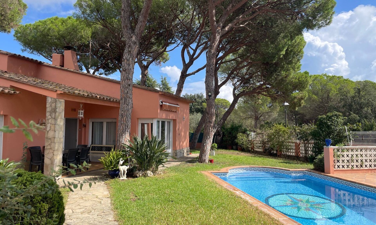 Mont-Ras House | Holiday Home 'Rocaclara' with Private Pool, Garden, and Wi-Fi