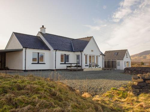Staffin House | Holiday Home solas Alainn by Interhome