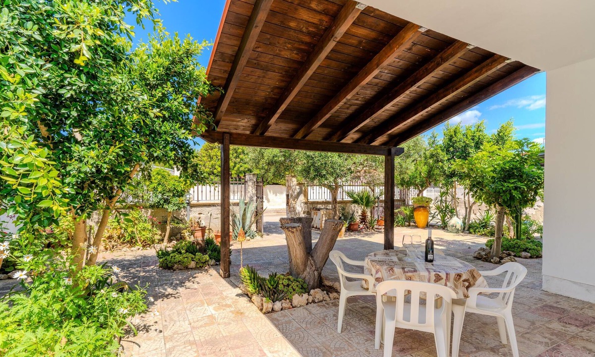 Torre Castiglione House | Holiday Home 'Villa Ottavia' with Private Terrace, Wi-Fi and Air Conditioning