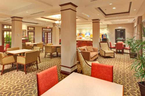 Brockville Hotel | Holiday Inn Express Hotel & Suites Brockville by IHG