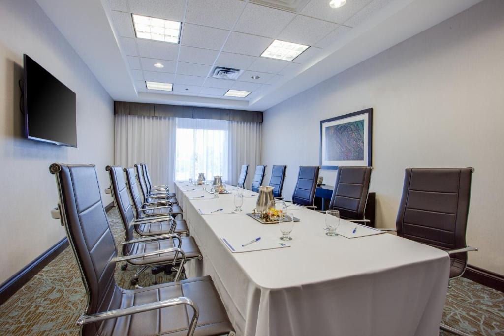 Industrial Park Hotel | Holiday Inn Express & Suites Ottawa East-Orleans by IHG