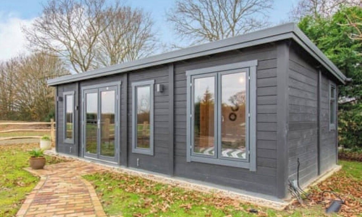 Sutton Valence Cabin | Holly’s hidden hideaway is the perfect couples retreat - Hot tub, rural , calm