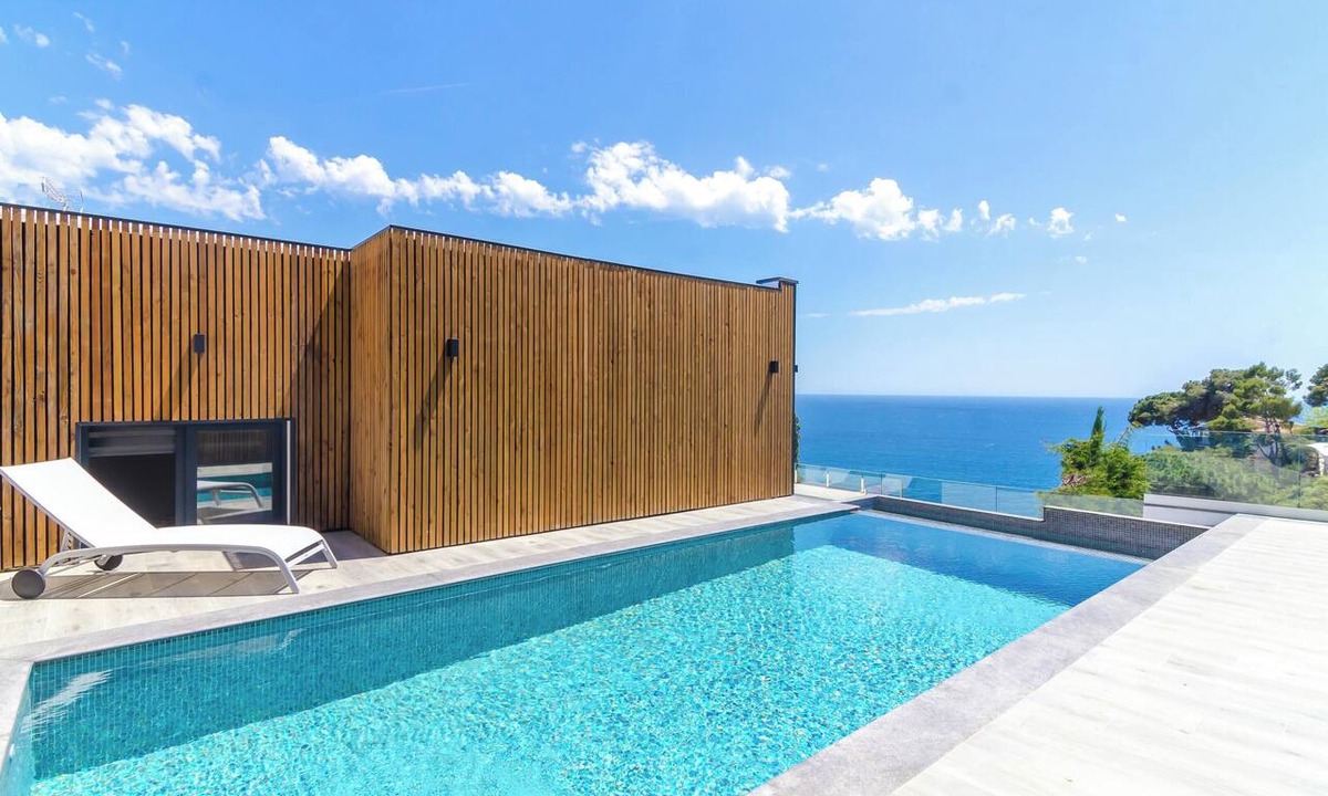 Lloret de Mar Villa | Homerez - Villa in Lloret de Mar, garden and pool view