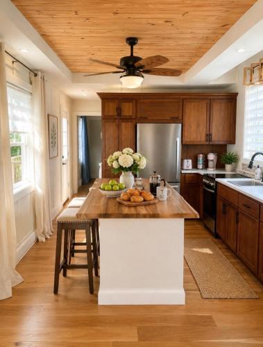 Port Weller House | Honey & Hook Tiny Home with Breakfast
