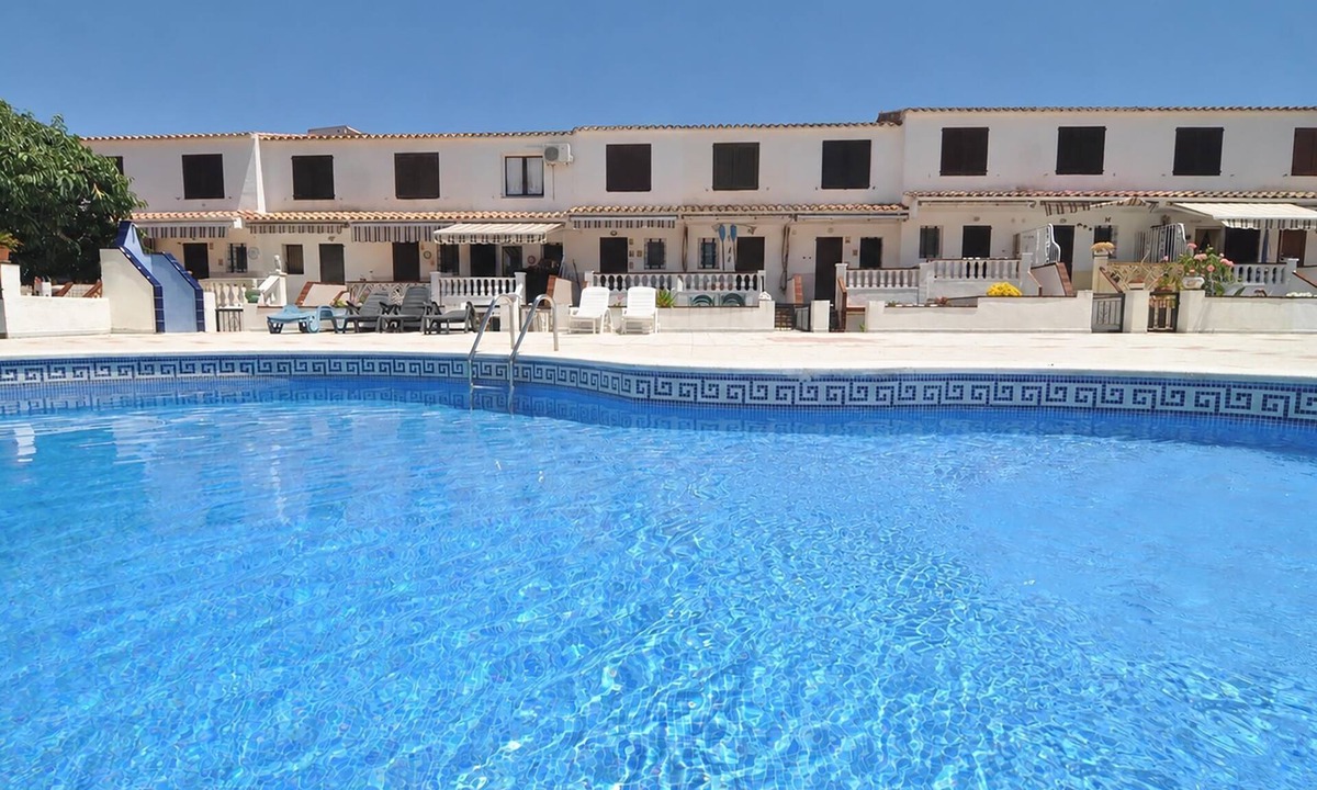 L'Escala Villa | House with community pool and car parking
